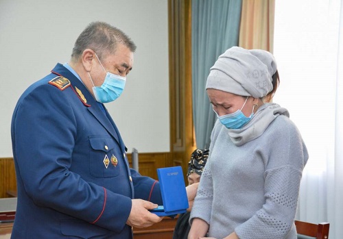 Министр Алматы облысында қаза тапқан полицейлердің отбасыларына мемлекеттік наградалар тапсырды