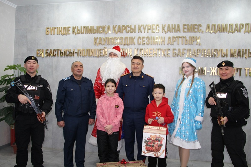 СҚО көпбалалы отбасыларынан шыққан балаларға патрульдік автокөлікпен Аяз ата келді