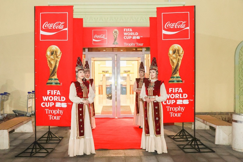 Алматыда жүздеген жанкүйер FIFA™ футболдан әлем чемпионатының кубогын тамашалады