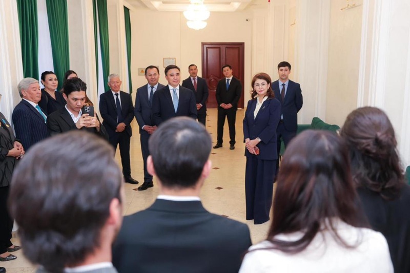 Аида Балаева Шымкенттегі «Жастар» театрының жұмысымен танысты