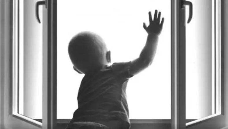 Елорда полициясы ата-аналарға балаларды терезеден құлаудан қорғау жолдарын ескертеді