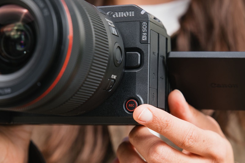 Canon жаңа толық кадрлы EOS R6 V камерасын және электрлі зум жетегі бар RF 20-50MM F4L IS USM PZ объективін ұсынды